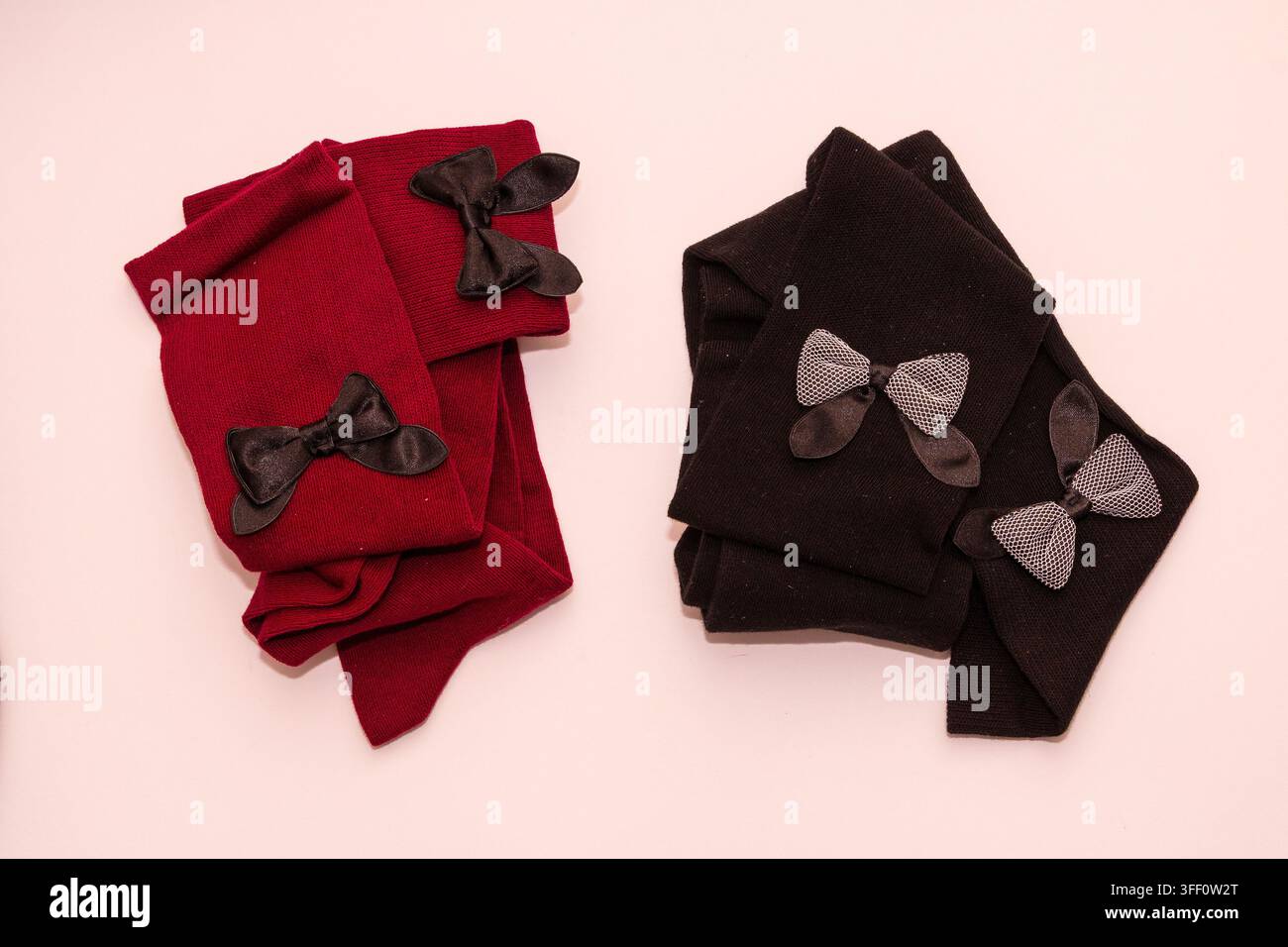 Farbige Mädchen-Baumwollsocken mit dekorativen Schleifen isoliert auf Weiß Stockfoto