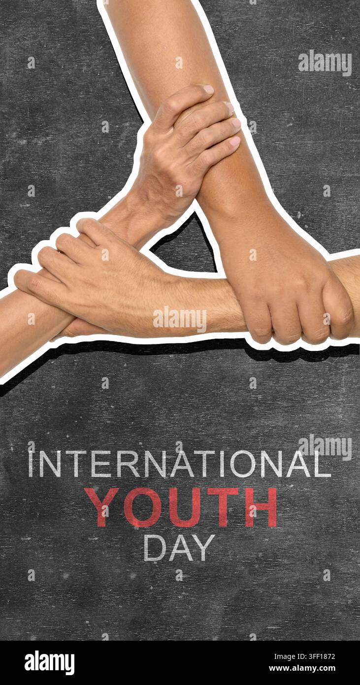 Vertikales Banner zum Internationalen Tag der Jugend mit drei Händen, die sich in einem Dreieck an den Handgelenken halten, auf einem dunklen, strukturierten Hintergrund, symbolisch für Einheit und Zusammenarbeit Stockfoto