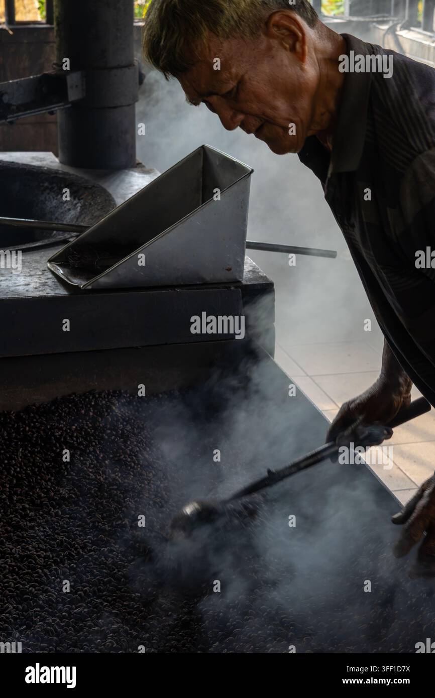 Rösten von Kaffee Bohnen Stockfoto