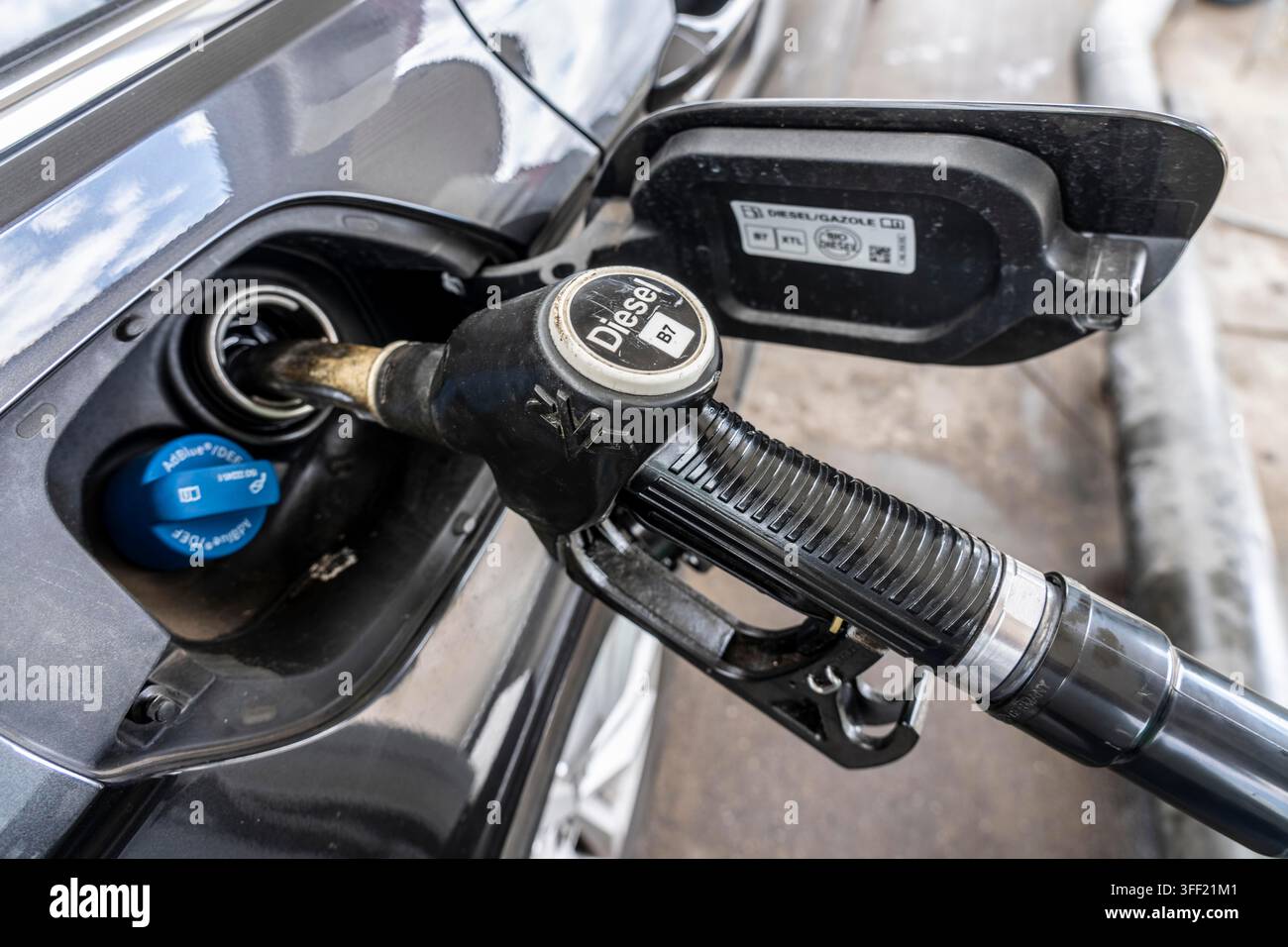 Betanken eines Autos, Dieselkraftstoffhahn, Benzinpumpe an einer Tankstelle Stockfoto