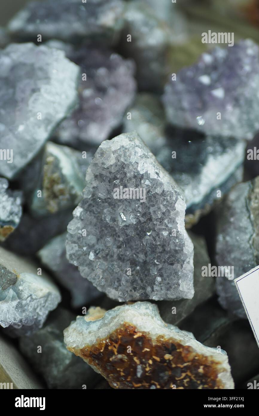Sammlung von grauen Amethyststeinen zur Schau gestellt Stockfoto