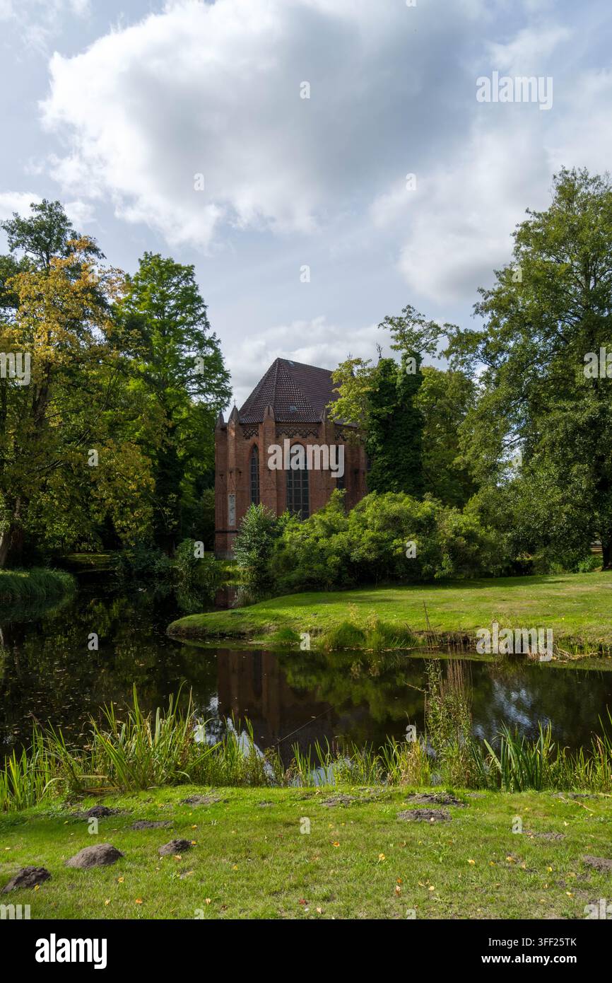 Idyllische Gartenlandschaft mit der St. Helena- und Andreas-Kirche im Hintergrund Stockfoto