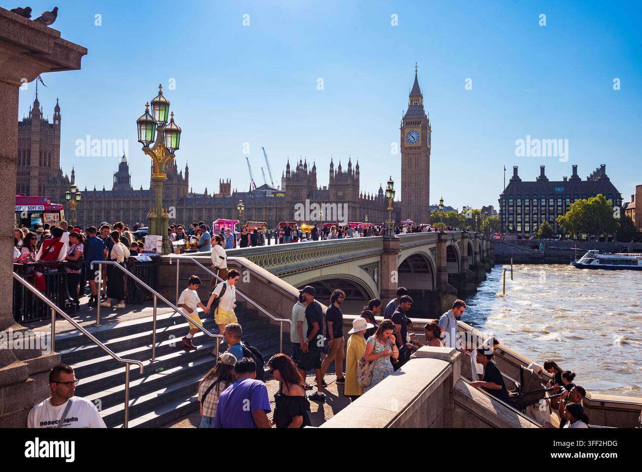 London, England, UK, 11. Aug. 2026: Eine große Gruppe von Touristen erkundet das Gebiet in der Nähe von Big Ben und der Westminster Bridge in London, die die Ri Stockfoto