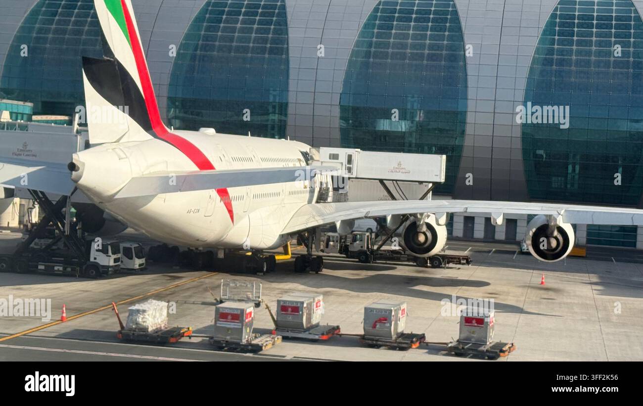 Ein Airbus 380-800, der für den nächsten Flug vorbereitet wird, vor dem langen Passagierterminal am Dubai International Airport in Dubai in den Vereinigten A - Smartphone-aufgenommenes Stockfoto