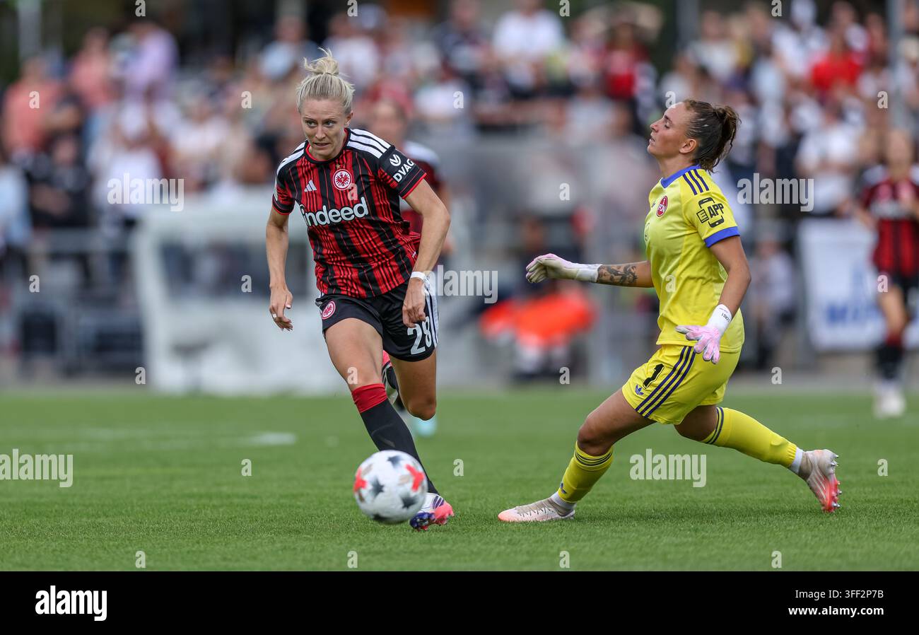 GER, Frankfurt, Eintracht Frankfurt vs 1. FC Nürnberg, Google Pixel Frauen Bundesliga, Fussball, DFB, Spielzeit 2026/2027, Stadion am Brentanobad, 2. Spieltag   im Bild v.l.: Rebecka Blomqvist (Eintracht Frankfurt Frauen #28), umkurvt Lourdes Romero (FC Nürnberg Frauen #1), aber vergibt die große Chance auf das Tor und den Ausgleich und verfehlt das leere Tor   DFB/DFL REGULATIONS PROHIBIT ANY USE OF PHOTOGRAPHS AS IMAGE SEQUENCES AND/OR QUASI-VIDEO,   30.08.2026 Stockfoto
