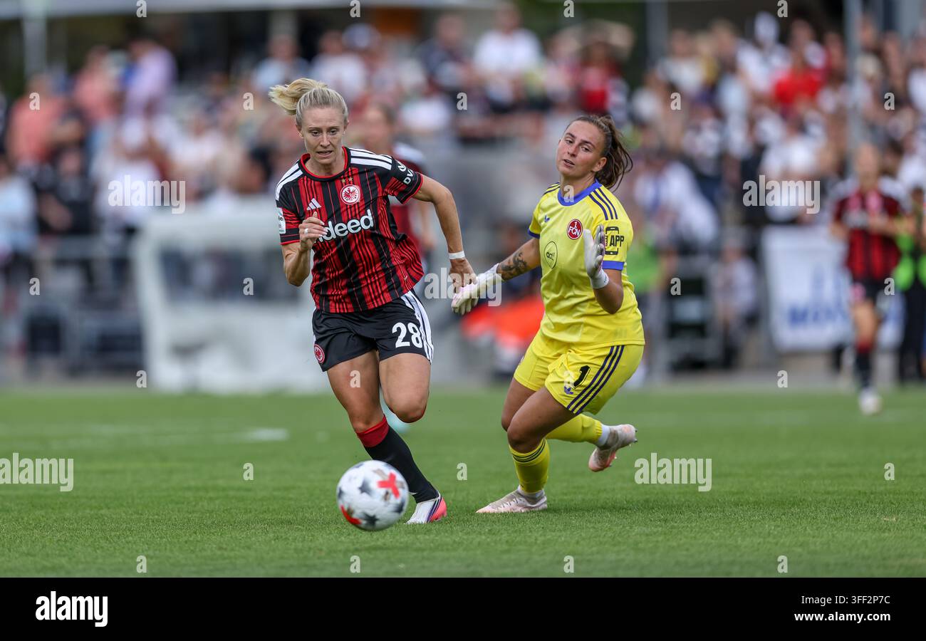 GER, Frankfurt, Eintracht Frankfurt vs 1. FC Nürnberg, Google Pixel Frauen Bundesliga, Fussball, DFB, Spielzeit 2026/2027, Stadion am Brentanobad, 2. Spieltag   im Bild v.l.: Rebecka Blomqvist (Eintracht Frankfurt Frauen #28), umkurvt Lourdes Romero (FC Nürnberg Frauen #1), aber vergibt die große Chance auf das Tor und den Ausgleich und verfehlt das leere Tor   DFB/DFL REGULATIONS PROHIBIT ANY USE OF PHOTOGRAPHS AS IMAGE SEQUENCES AND/OR QUASI-VIDEO,   30.08.2026 Stockfoto
