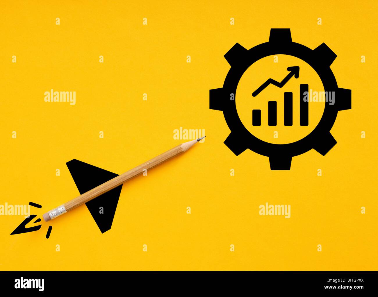 Bleistiftrakete fliegt auf ein Zahnrad mit Wachstumschart, Konzept der Geschäftsentoptimierung, Produktivitätserhöhung und kreativer Startup-Erfolgs Stockfoto