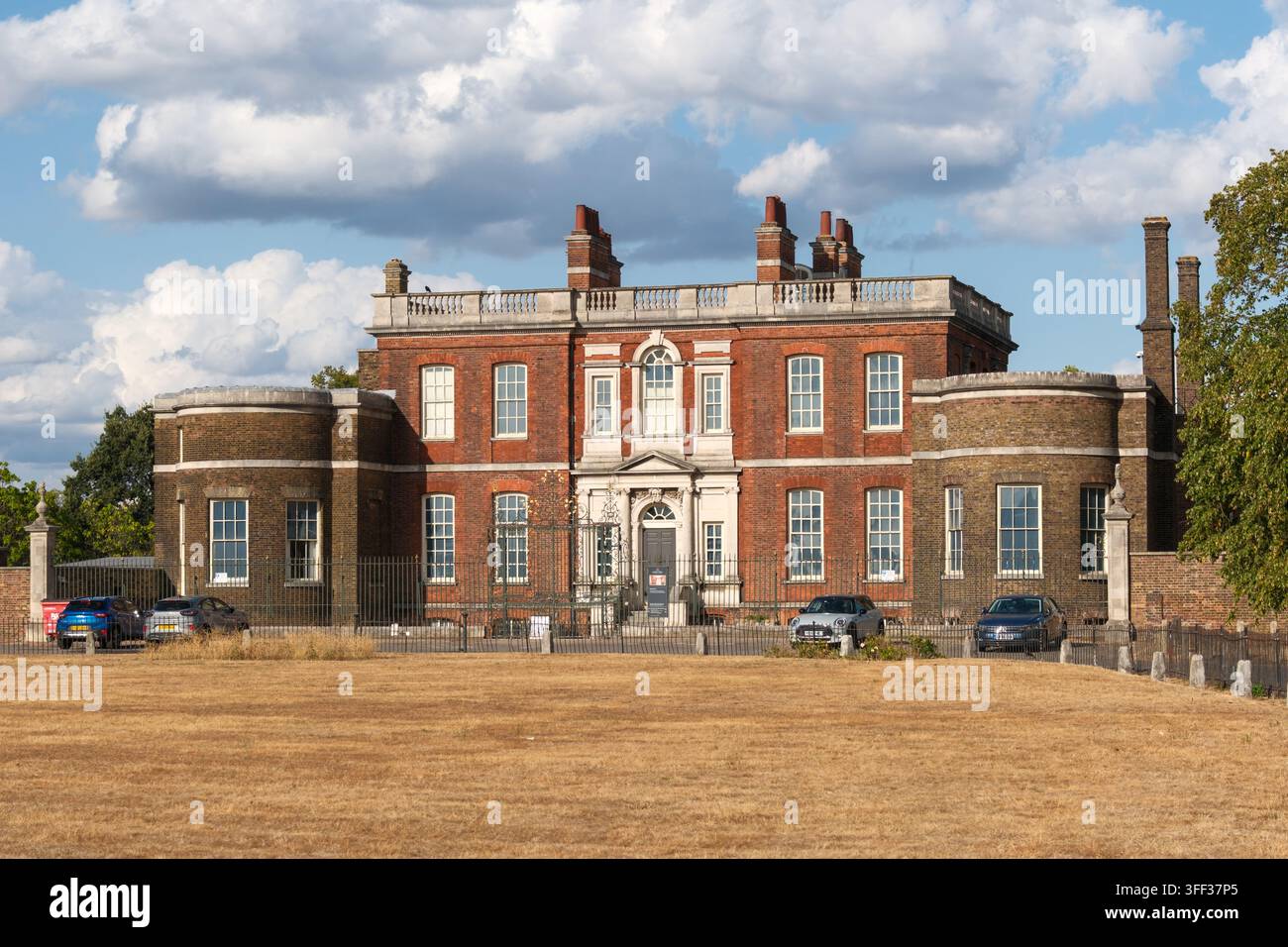 Vorderansicht des Ranger's House im Greenwich Park, London, UK. Ein elegantes georgianisches Haus aus rotem Backstein. Stockfoto