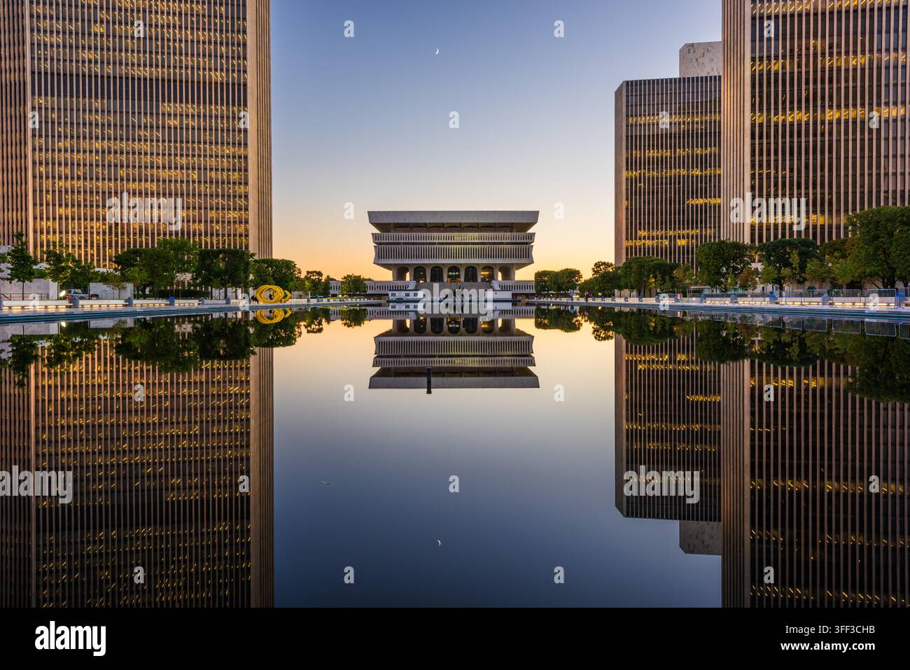 Albany, New York, USA, Empire State Plaza in der Abenddämmerung. Stockfoto