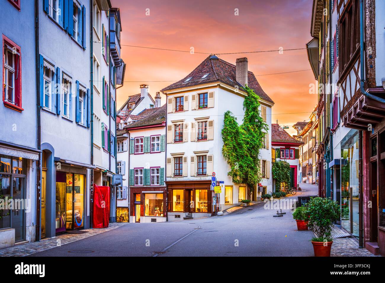 Basel, Schweiz in der Altstadt zur goldenen Stunde. Stockfoto