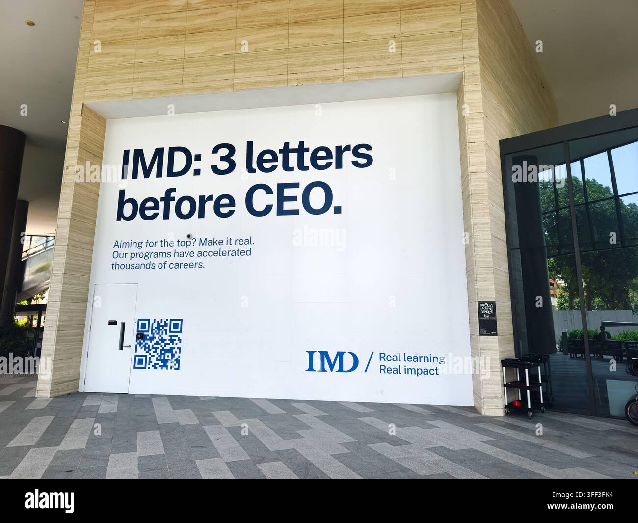 Werbeplakat für die IMD Business School mit ihrem bekannten Slogan: "IMD: 3 Buchstaben vor CEO." Singapur Stockfoto