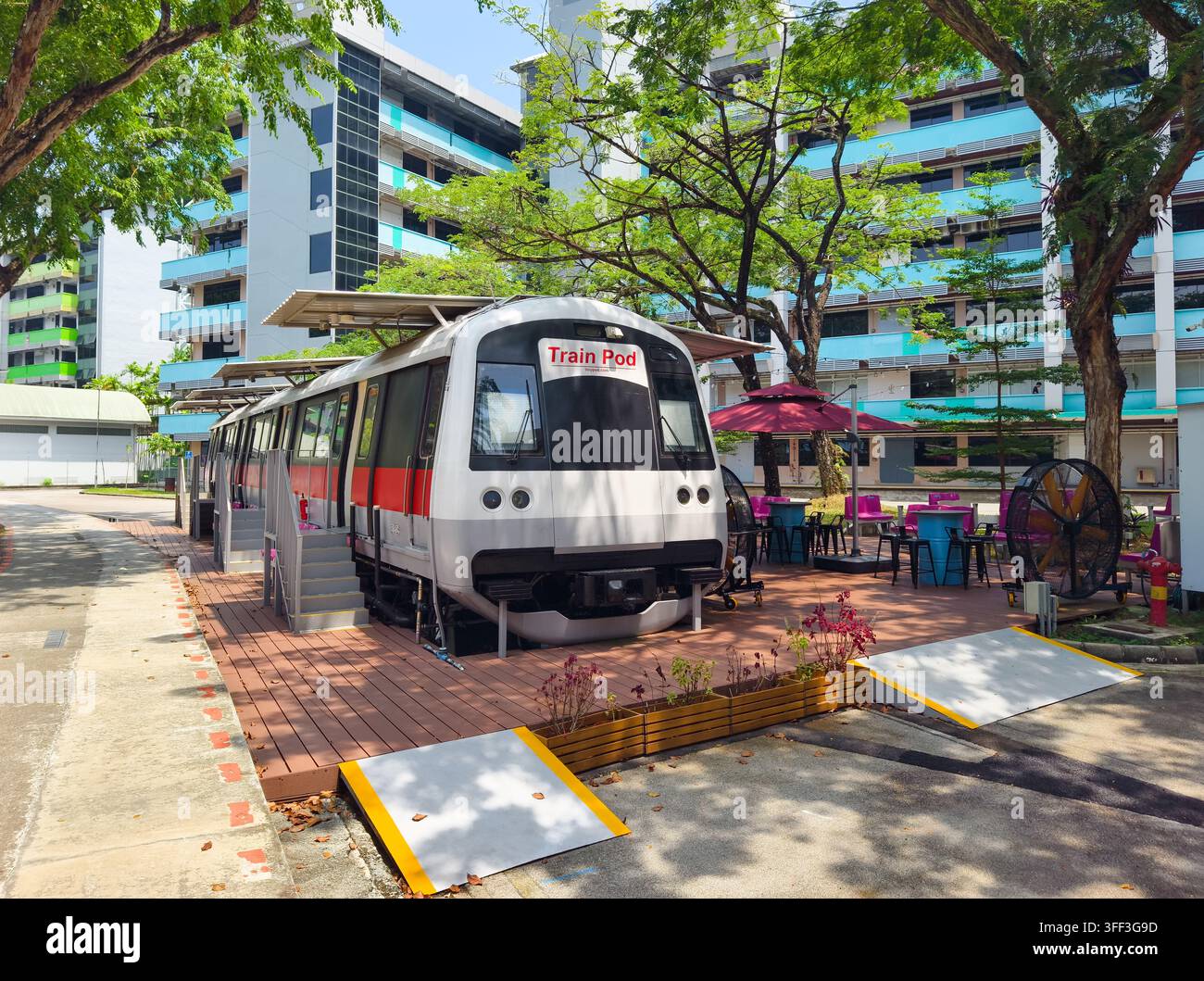 Train Pod @ one-north im LaunchPad Singapore, ein innovatives Co-Living-Boutique-Hotel, das von Tiny Pod aus einem retired SMRT-Zugwagen geschaffen wurde Stockfoto