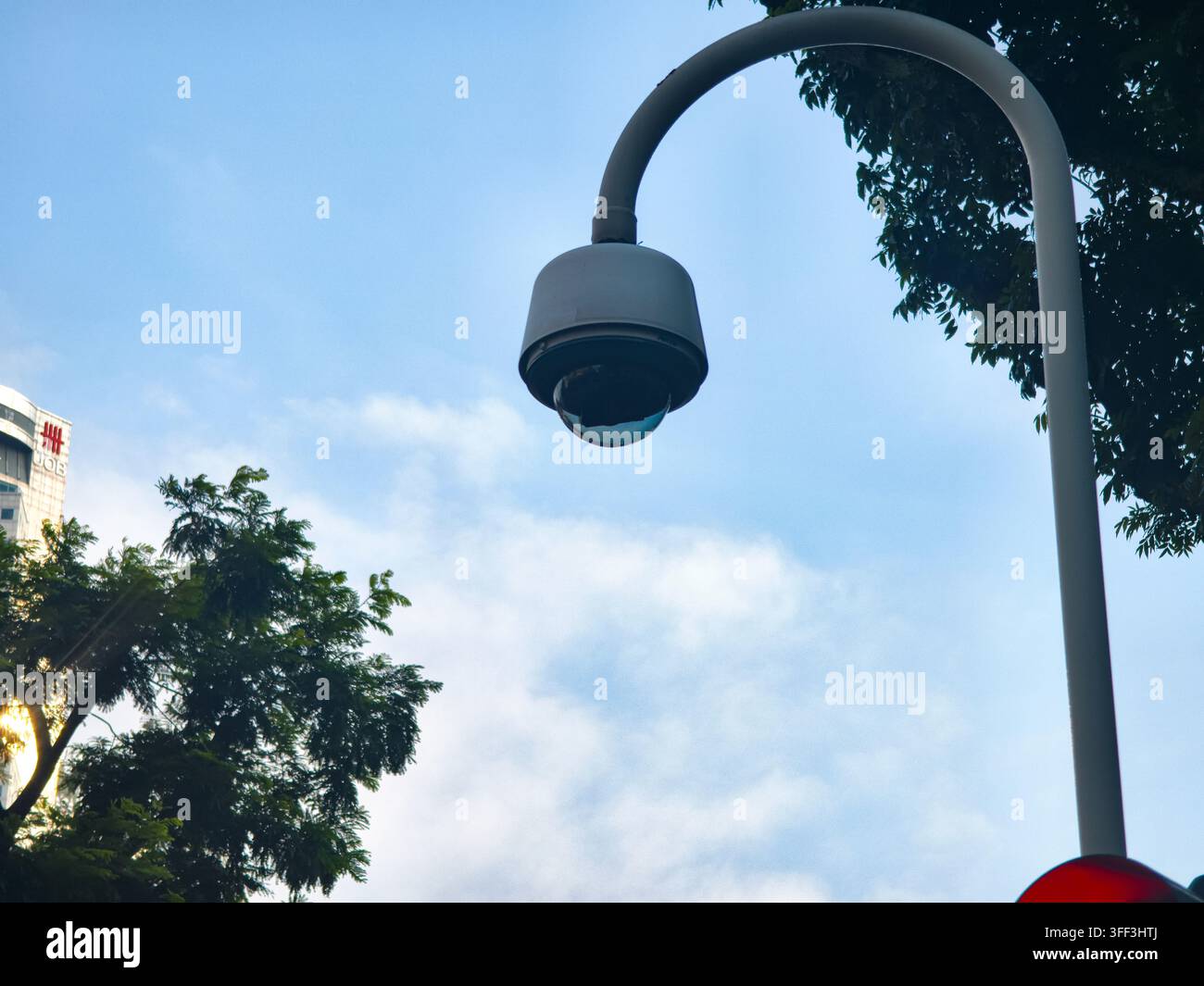Überwachungskamera im Freien, montiert auf einem gebogenen Metallmast, Singapur Stockfoto