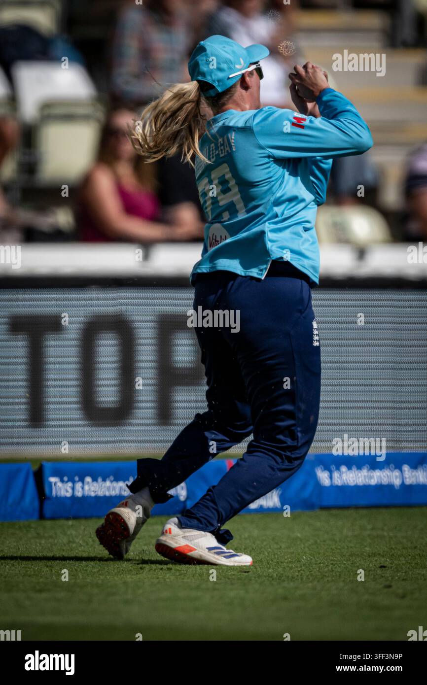 New Road, Worcester, Worcestershire, UK. 6. Sep, 2026. One Day International Women's Cricket, England gegen Republik Irland; Ryana MacDonald-Gay von England nimmt den Catch, um Gaby Lewis von Irland für 16 auszuschließen, bei einem Stand von 24-1 Credit: Action Plus Sports/Alamy Live News Stockfoto
