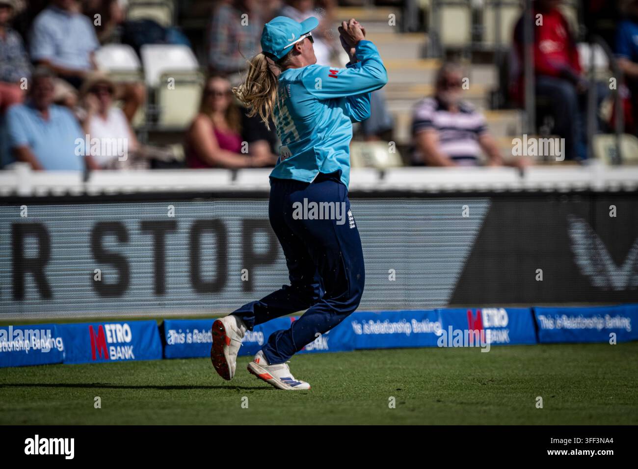 New Road, Worcester, Worcestershire, UK. 6. Sep, 2026. One Day International Women's Cricket, England gegen Republik Irland; Ryana MacDonald-Gay von England nimmt den Catch, um Gaby Lewis von Irland für 16 auszuschließen, bei einem Stand von 24-1 Credit: Action Plus Sports/Alamy Live News Stockfoto