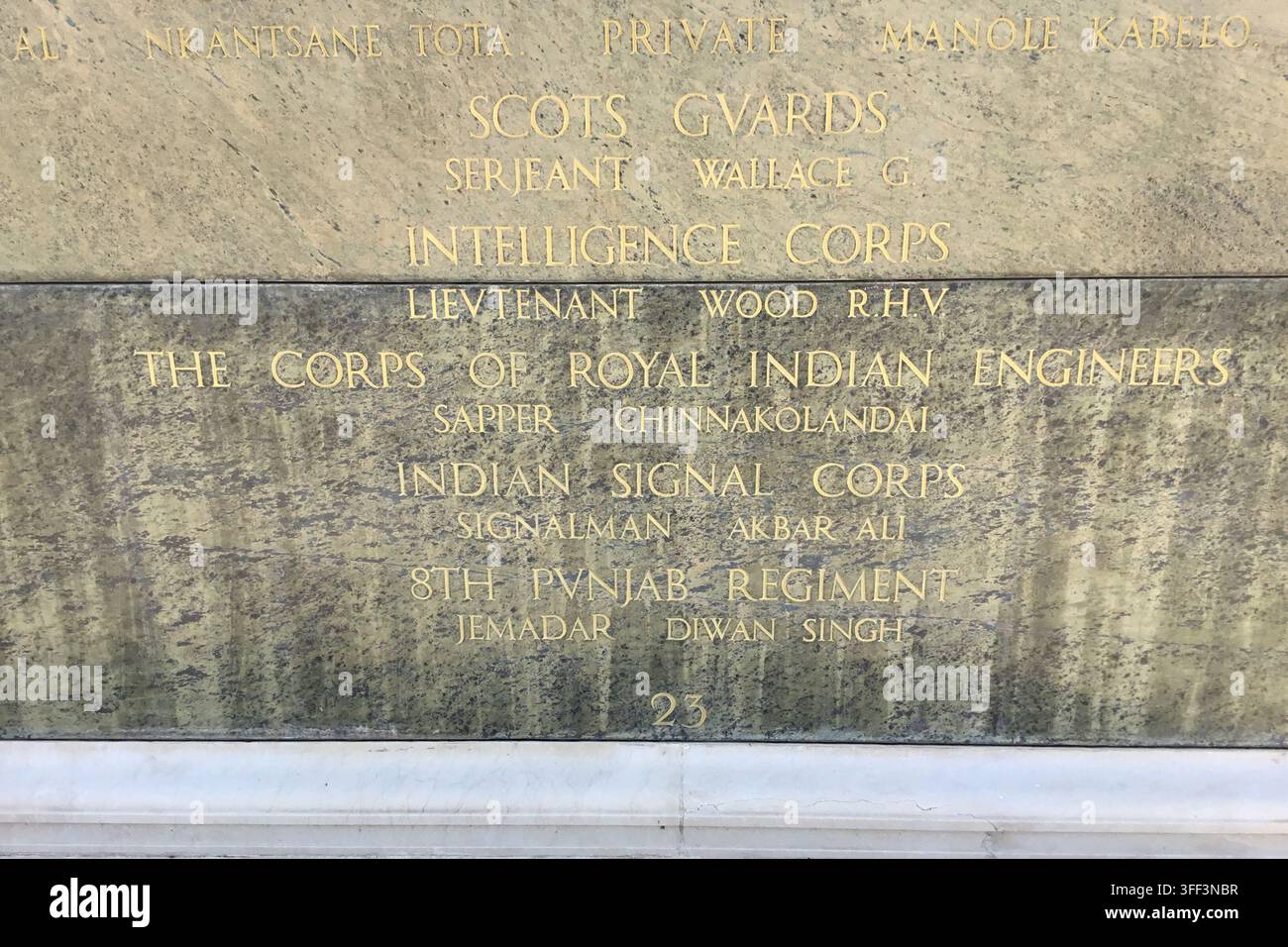 Gedenkwand im Cassino mit eingravierten Namen von Soldaten der Scots Guards, des Intelligence Corps und der Indischen Armee ohne bekanntes Grab, Italien Stockfoto