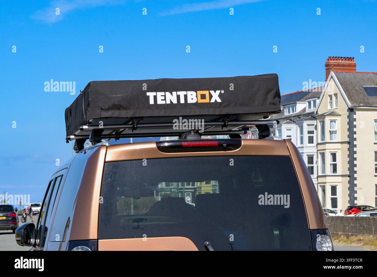 Barmouth, Gwynedd, Wales, UK – 23. August 2026: Tentbox-Gepäckträger, der auf dem Dach eines Autos in der Ferienstadt Barmouth befestigt ist Stockfoto