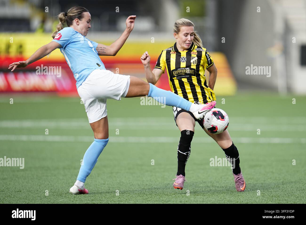GÖTEBURG, SCHWEDEN 20260906Malmös Larkin Russell gegen Häckens Nathalie Staaf während des sonntäglichen schwedischen Frauenfußballspiels zwischen BK Häcken FF und Malmö FF in der Nordic Wellness Arena. Foto: Björn Larsson Rosvall/TT/Code 9200 Dieser Text wurde automatisch übersetzt Credit: TT News Agency/Alamy Live News Stockfoto