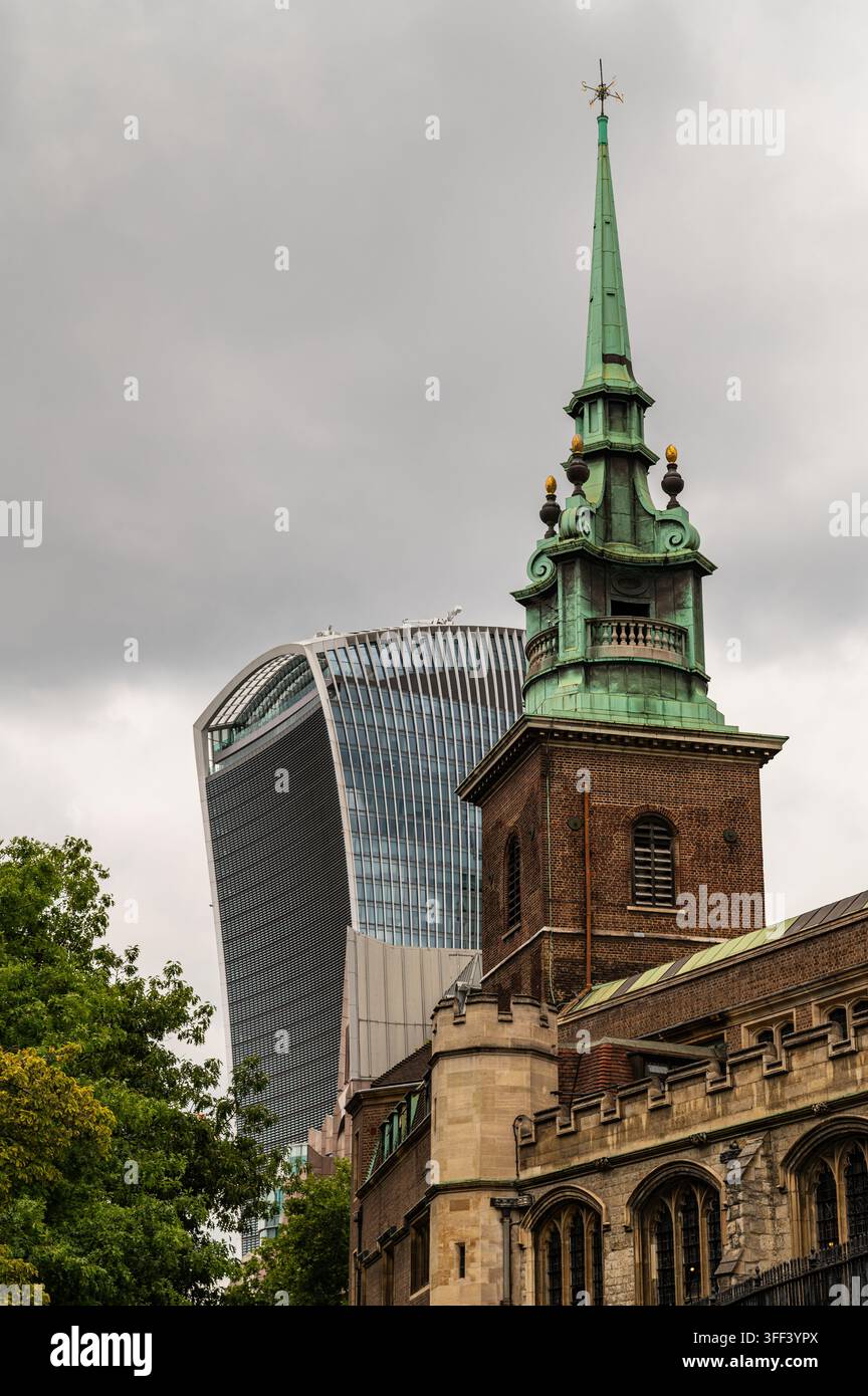 All Hallows-by-the-Tower und 20 Fenchurch Street Building. Aufgenommen am 16. August 2026 Stockfoto