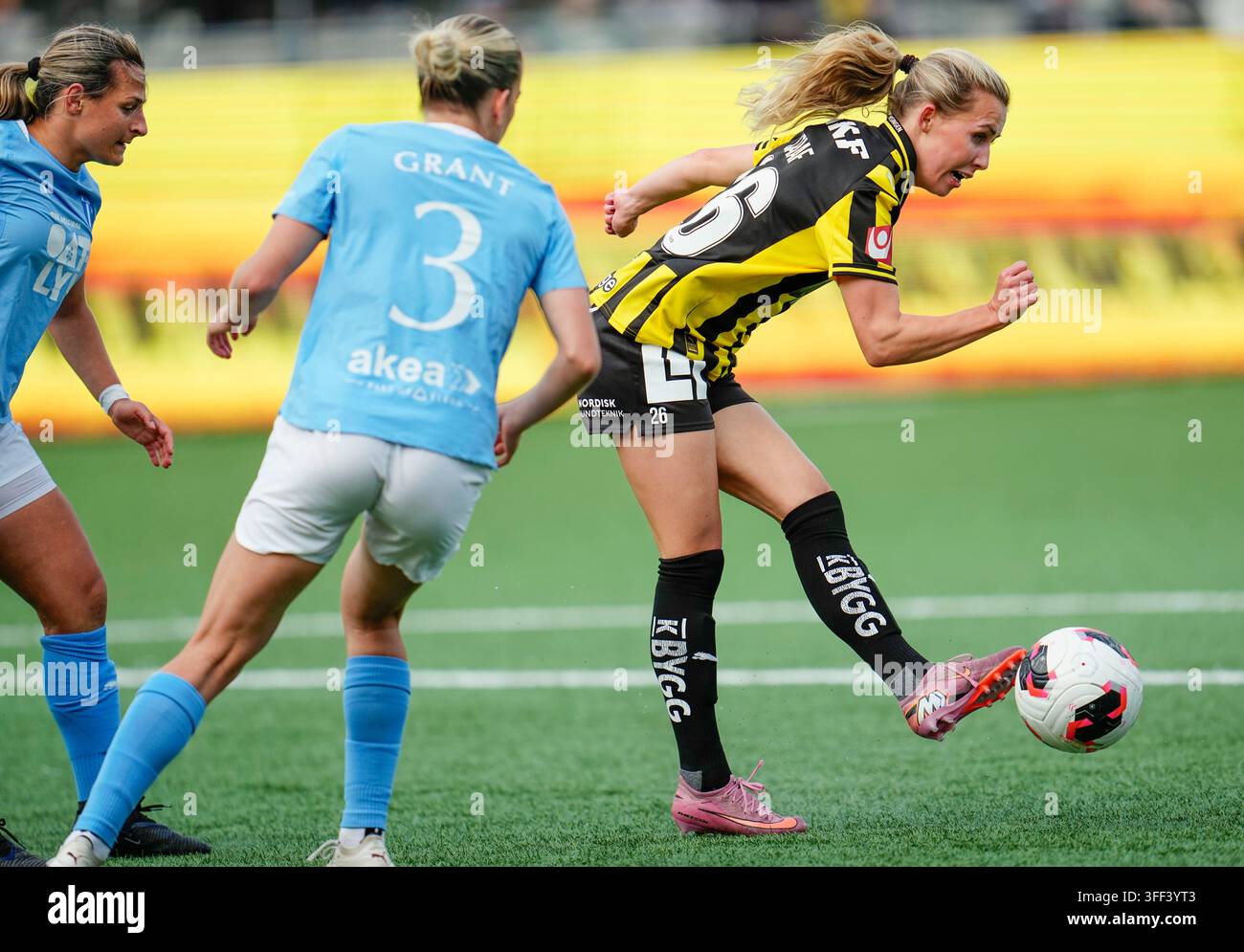 GOTHENBURG, SCHWEDEN 20260906Malmös Charlotte Grant und Häckens Nathalie Staaf während des sonntäglichen schwedischen Frauenfußballspiels zwischen BK Häcken FF und Malmö FF in der Nordic Wellness Arena. Foto: Björn Larsson Rosvall/TT/Code 9200 Dieser Text wurde automatisch übersetzt Credit: TT News Agency/Alamy Live News Stockfoto