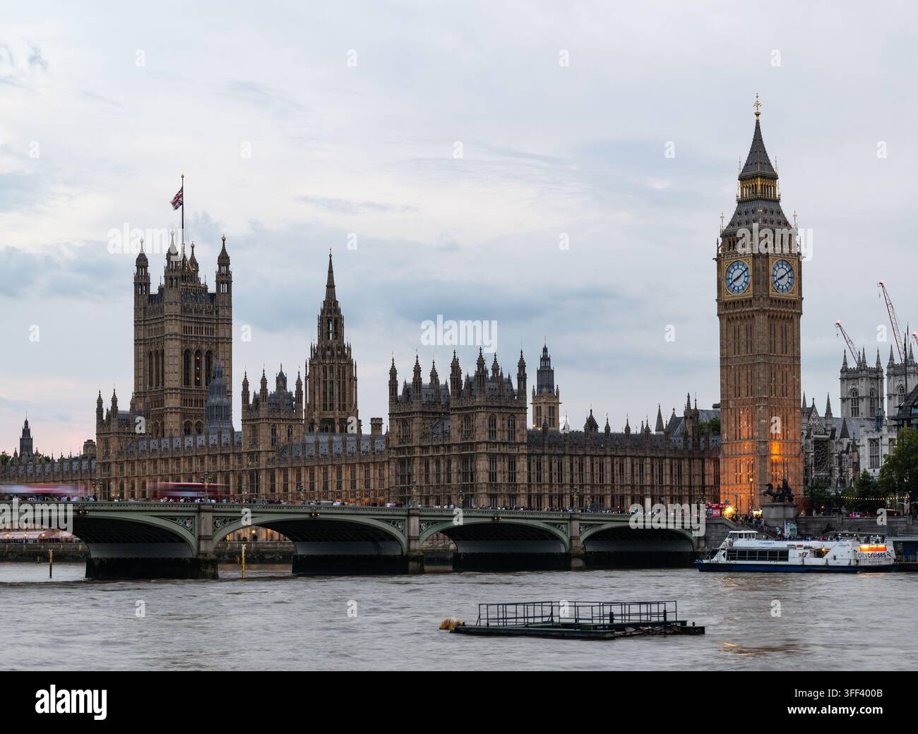 Langzeitbelichtung der Houses of Parliament über der Westminster Bridge und der Themse in London, England. Bild aufgenommen am 16. August 2026 Stockfoto