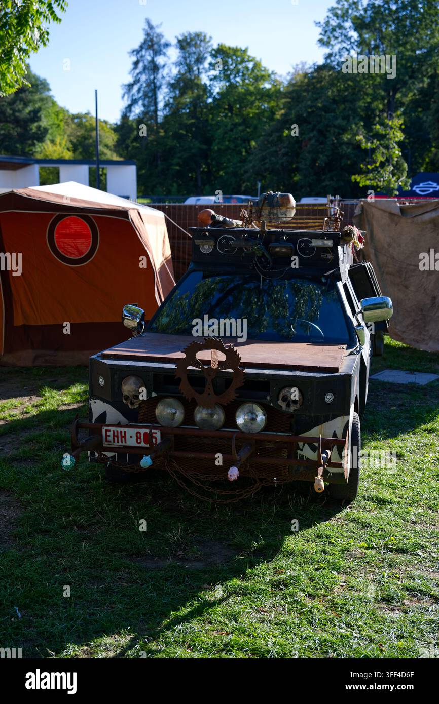 Postapokalyptisches Spezialfahrzeug, das mit Schädeln und Schrottmetall verziert ist, bei den Prague Harley Days 2026. Stockfoto