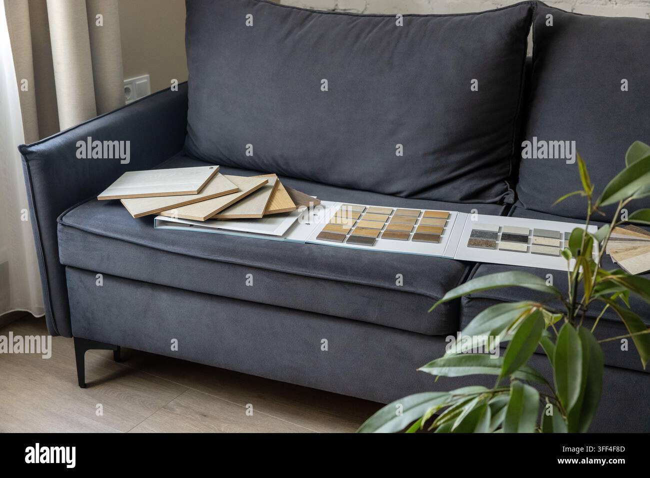 Bodenbelag- und Möbelstoffmuster auf einem Sofa für die Inneneinrichtung Stockfoto