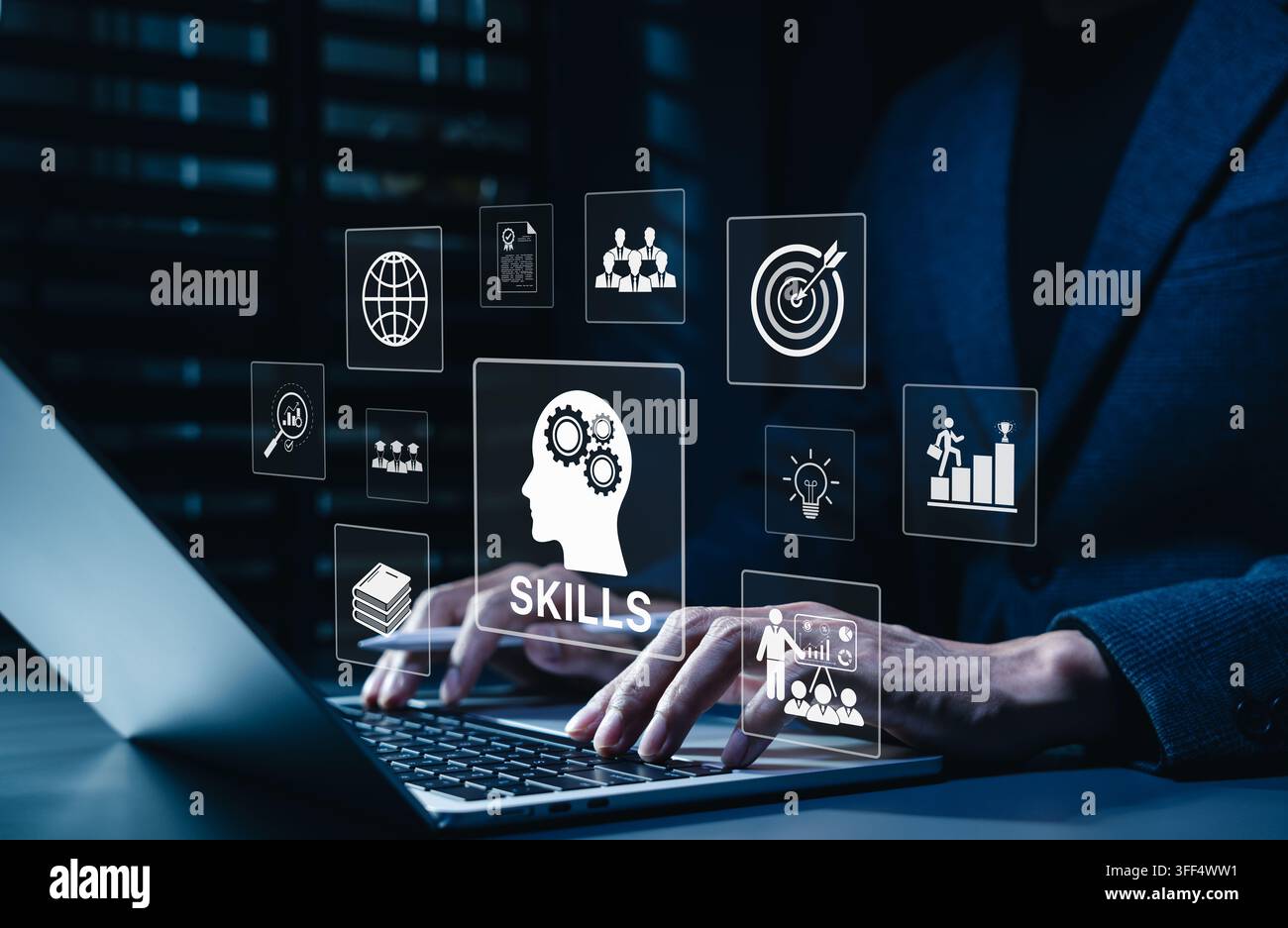 Konzept für Kompetenzentwicklung und Arbeitskräfteausbildung. Geschäftsmann verwendet Laptop und Leriksymbole, Kompetenzwachstum, Weiterbildung der Mitarbeiter, Karriereentwicklung Stockfoto