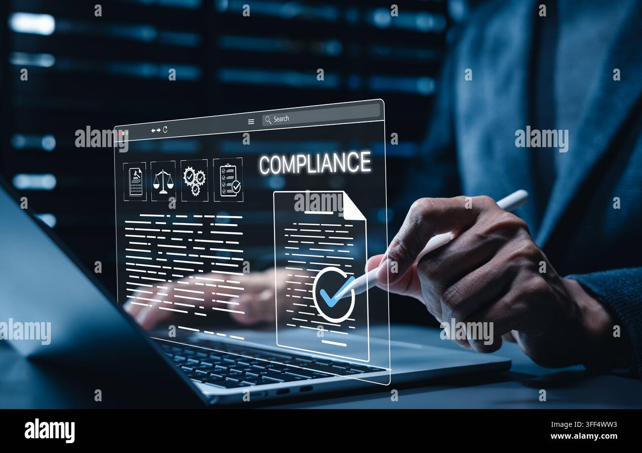 Konzept für Compliance-Audits und rechtliche Regulierungspolitik. Beamter verwendet einen Stift, um einen digitalen Dokumentvertrag mit genehmigtem Gesetzesskalen-Symbol zu unterschreiben, Prozess Stockfoto