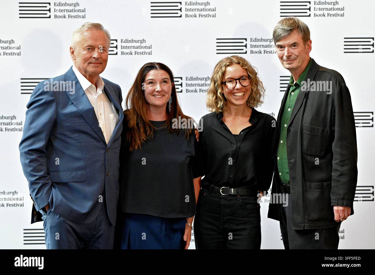 Edinburgh, Schottland, UK. 25. Aug. 2026. Edinburgh International Book Festival: John Grisham, amerikanischer Schriftsteller, Anwalt und ehemaliger Politiker, schottischer Autor Sir Ian Rankin, Jenny Niven, Buchfestivalsdirektorin, und Tamara Zimet, künstlerische Direktorin des Sydney Writers' Festival, bei dem offiziellen Fototermin. Credit: Craig Brown/Alamy Live News Stockfoto