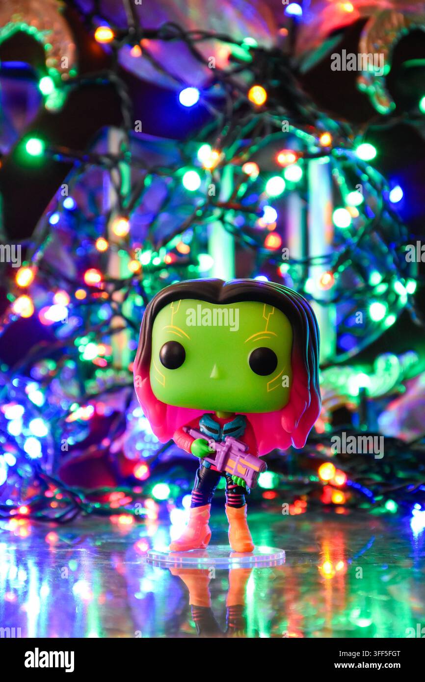 Funko-Pop-Vinylfigur von Gamora aus dem Marvel-Superheldenfilm Guardians of the Galaxy. Bunte Lichterketten, Reflexionen. Stockfoto