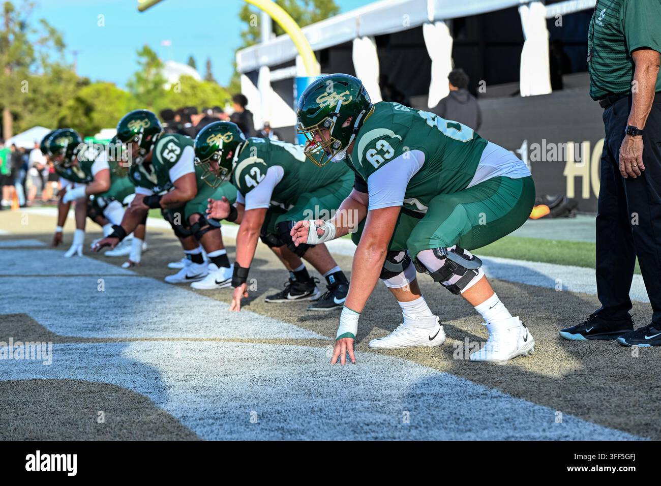 Offensivlinien der Sac State stellen sich während der Aufwärmübungen vor dem Spiel in einer Dreipunkt-Stellung auf, ihr erstes Heimspiel in der Mid-American Conference. Stockfoto