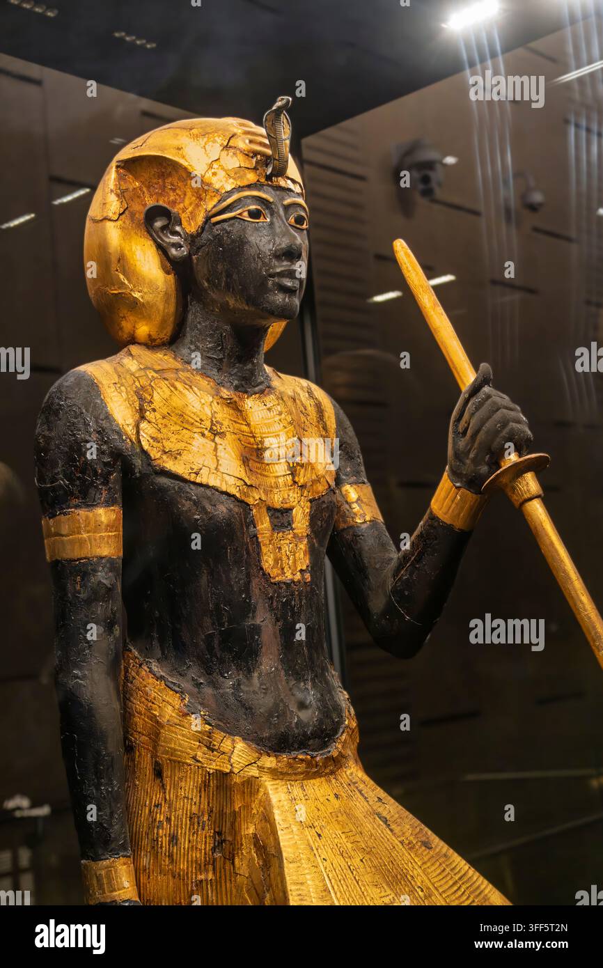 Detail der lebensgroßen hölzernen "Ka"-Wächterstatue aus dem Grab des Tutanchamun in den Tutanchamun-Galerien des Großen Ägyptischen Museums in Kairo. Stockfoto