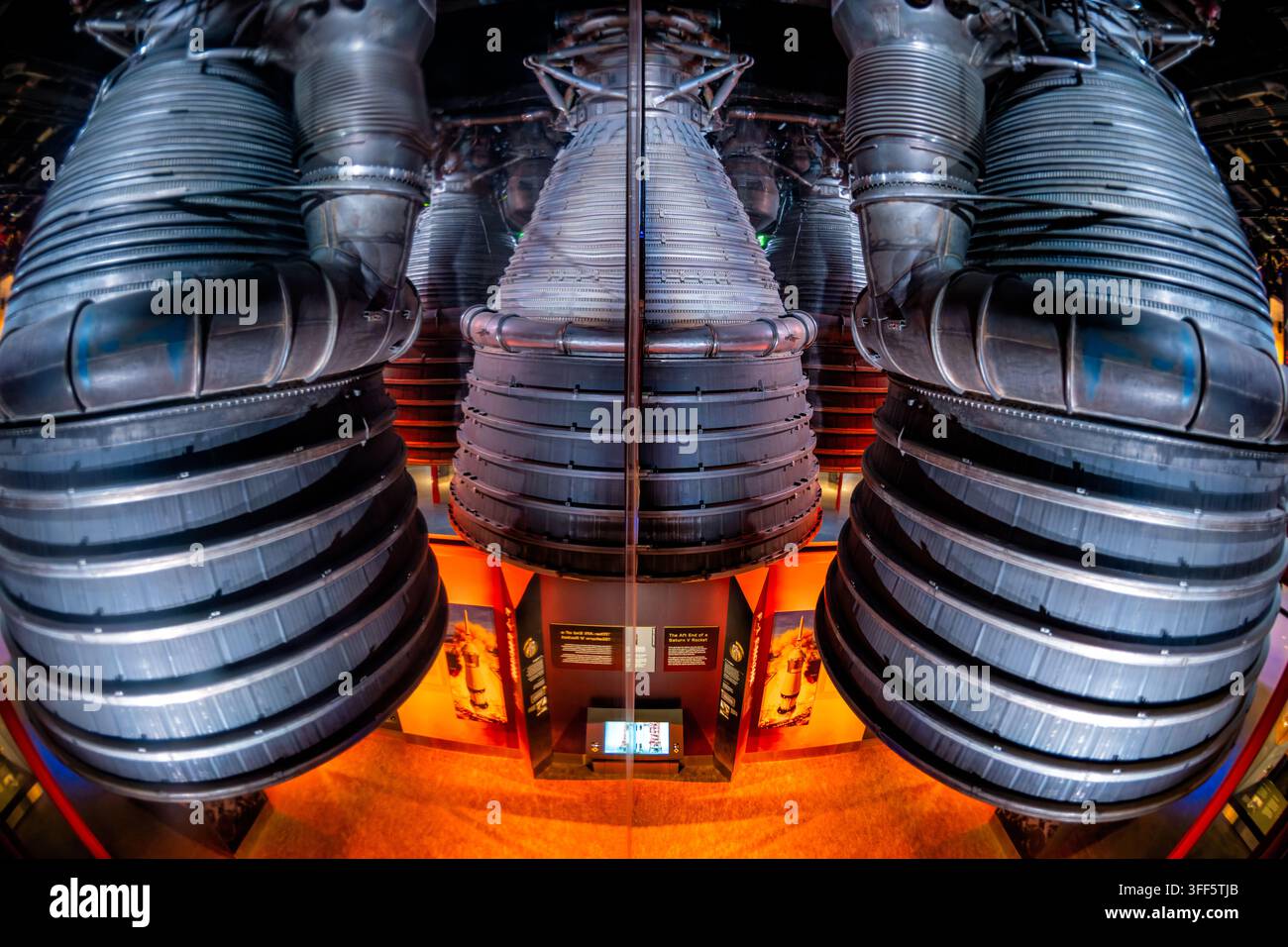Saturn-V-Raketenmotoren im Luft- und Raumfahrtmuseum | WASHINGTON D.C., Vereinigte Staaten — Das Heck eines Saturn-V-Raketen-F-1-Triebwerksclusters ragt in der Destination-Moon-Galerie des National Air and Space Museum über den Besucher. Fünf dieser Triebwerke trieben die erste Stufe der Saturn V an und erzeugten zusammen 7,5 Millionen Pfund Schub, um Apollo-Astronauten zum Mond zu bringen. Jedes F-1-Triebwerk bleibt das leistungsstärkste Einkammer-Flüssigtreibstoff-Raketenmotoren, das je geflogen ist. Stockfoto