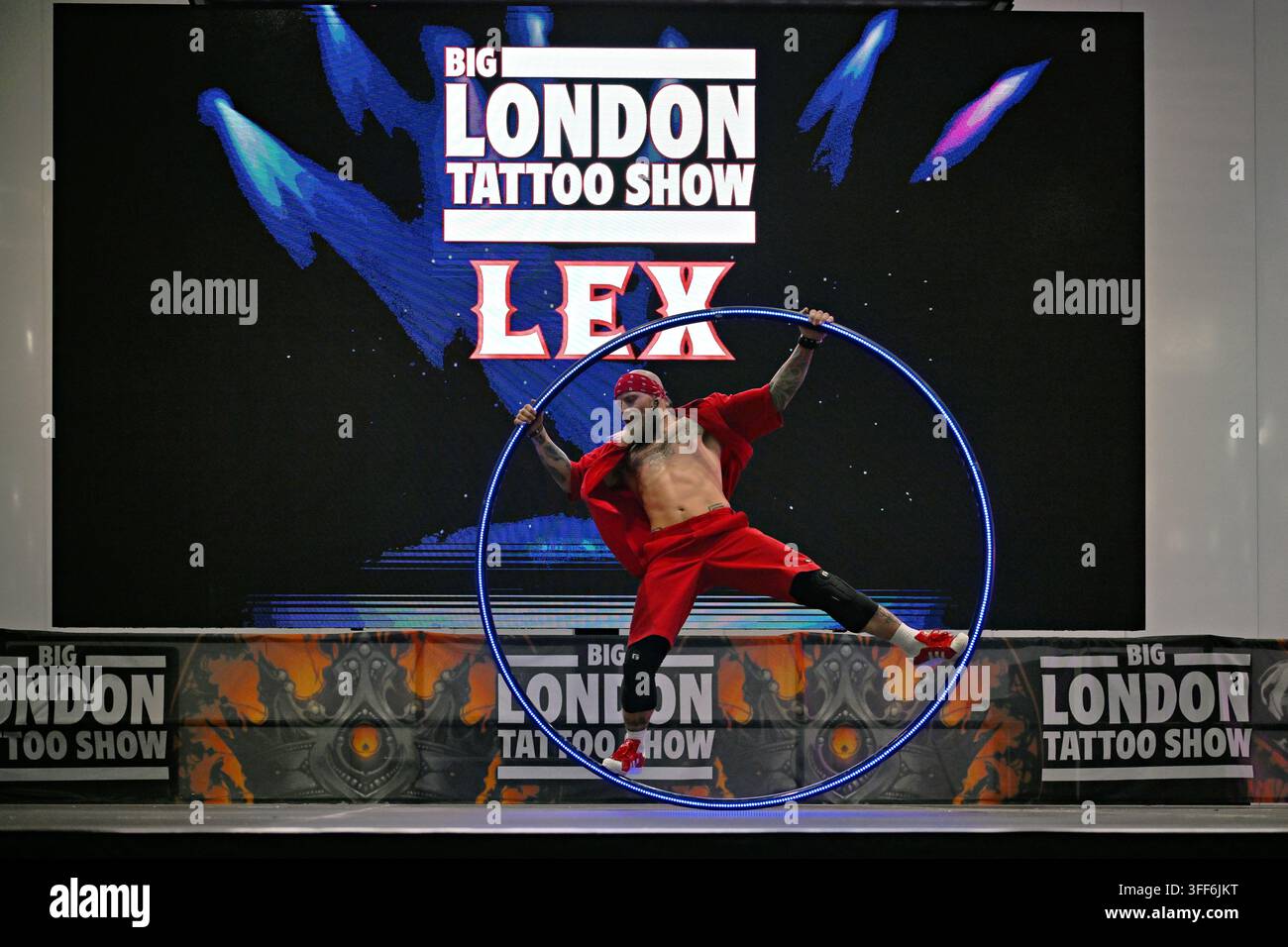 LONDON, UK. 06. Sep, 2026. Als die Vorhänge beim Big London Tattoo Show 2026 fielen, betrat Lex Milczarek die Bühne für eine unvergessliche Darbietung. Bekannt für seine mitreißende Präsenz und künstlerische Meisterschaft, fesselte Lex das Publikum mit seinem einzigartigen Stil, der Tätowierkunst mit Performance-Kunst verband. Die Energie war spürbar und markierte einen spektakulären Abschluss eines unglaublichen Ereignisses. Fans und Künstler gleichermaßen verließen das Event inspiriert von seinem Talent und seiner Leidenschaft, was den letzten Tag wirklich legendär machte. (Foto von 李世惠/See Li/Picture Capital) Credit: See Li/Picture Capital/Alamy Live News Stockfoto