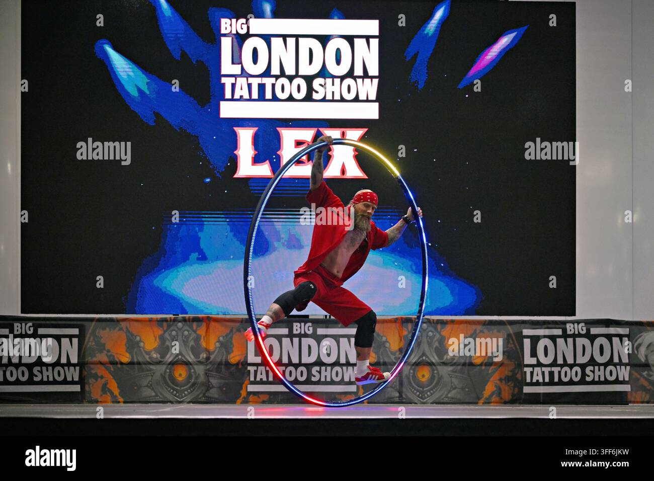 LONDON, UK. 06. Sep, 2026. Als die Vorhänge beim Big London Tattoo Show 2026 fielen, betrat Lex Milczarek die Bühne für eine unvergessliche Darbietung. Bekannt für seine mitreißende Präsenz und künstlerische Meisterschaft, fesselte Lex das Publikum mit seinem einzigartigen Stil, der Tätowierkunst mit Performance-Kunst verband. Die Energie war spürbar und markierte einen spektakulären Abschluss eines unglaublichen Ereignisses. Fans und Künstler gleichermaßen verließen das Event inspiriert von seinem Talent und seiner Leidenschaft, was den letzten Tag wirklich legendär machte. (Foto von 李世惠/See Li/Picture Capital) Credit: See Li/Picture Capital/Alamy Live News Stockfoto