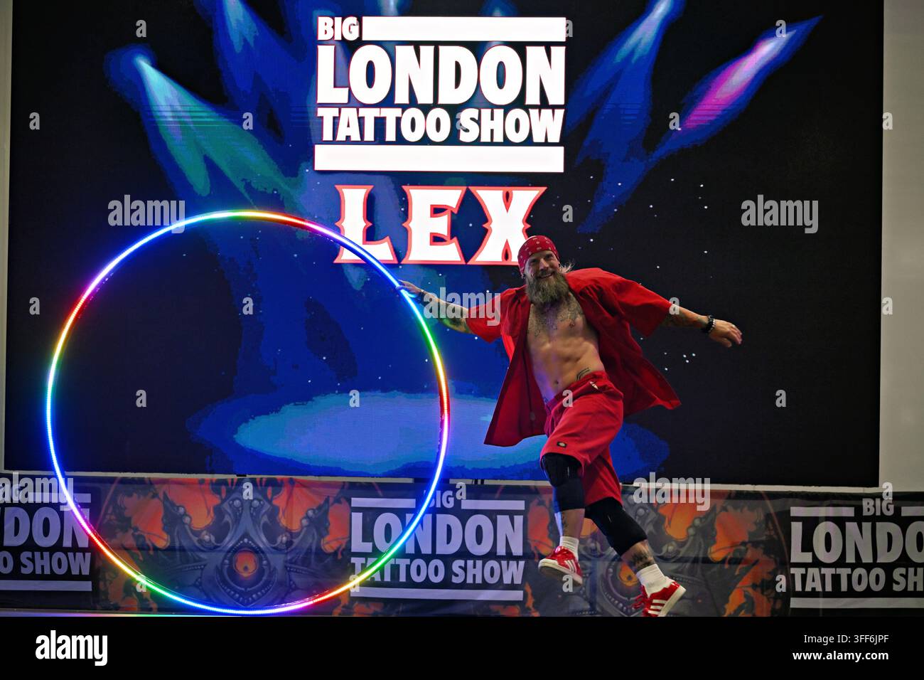 LONDON, UK. 06. Sep, 2026. Als die Vorhänge beim Big London Tattoo Show 2026 fielen, betrat Lex Milczarek die Bühne für eine unvergessliche Darbietung. Bekannt für seine mitreißende Präsenz und künstlerische Meisterschaft, fesselte Lex das Publikum mit seinem einzigartigen Stil, der Tätowierkunst mit Performance-Kunst verband. Die Energie war spürbar und markierte einen spektakulären Abschluss eines unglaublichen Ereignisses. Fans und Künstler gleichermaßen verließen das Event inspiriert von seinem Talent und seiner Leidenschaft, was den letzten Tag wirklich legendär machte. (Foto von 李世惠/See Li/Picture Capital) Credit: See Li/Picture Capital/Alamy Live News Stockfoto
