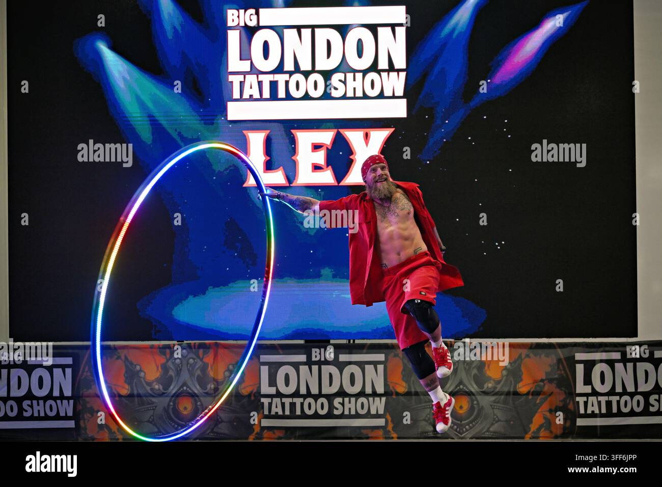 LONDON, UK. 06. Sep, 2026. Als die Vorhänge beim Big London Tattoo Show 2026 fielen, betrat Lex Milczarek die Bühne für eine unvergessliche Darbietung. Bekannt für seine mitreißende Präsenz und künstlerische Meisterschaft, fesselte Lex das Publikum mit seinem einzigartigen Stil, der Tätowierkunst mit Performance-Kunst verband. Die Energie war spürbar und markierte einen spektakulären Abschluss eines unglaublichen Ereignisses. Fans und Künstler gleichermaßen verließen das Event inspiriert von seinem Talent und seiner Leidenschaft, was den letzten Tag wirklich legendär machte. (Foto von 李世惠/See Li/Picture Capital) Credit: See Li/Picture Capital/Alamy Live News Stockfoto