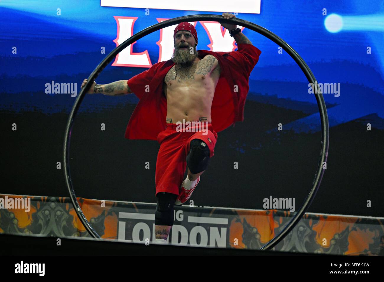 LONDON, UK. 06. Sep, 2026. Als die Vorhänge beim Big London Tattoo Show 2026 fielen, betrat Lex Milczarek die Bühne für eine unvergessliche Darbietung. Bekannt für seine mitreißende Präsenz und künstlerische Meisterschaft, fesselte Lex das Publikum mit seinem einzigartigen Stil, der Tätowierkunst mit Performance-Kunst verband. Die Energie war spürbar und markierte einen spektakulären Abschluss eines unglaublichen Ereignisses. Fans und Künstler gleichermaßen verließen das Event inspiriert von seinem Talent und seiner Leidenschaft, was den letzten Tag wirklich legendär machte. (Foto von 李世惠/See Li/Picture Capital) Credit: See Li/Picture Capital/Alamy Live News Stockfoto