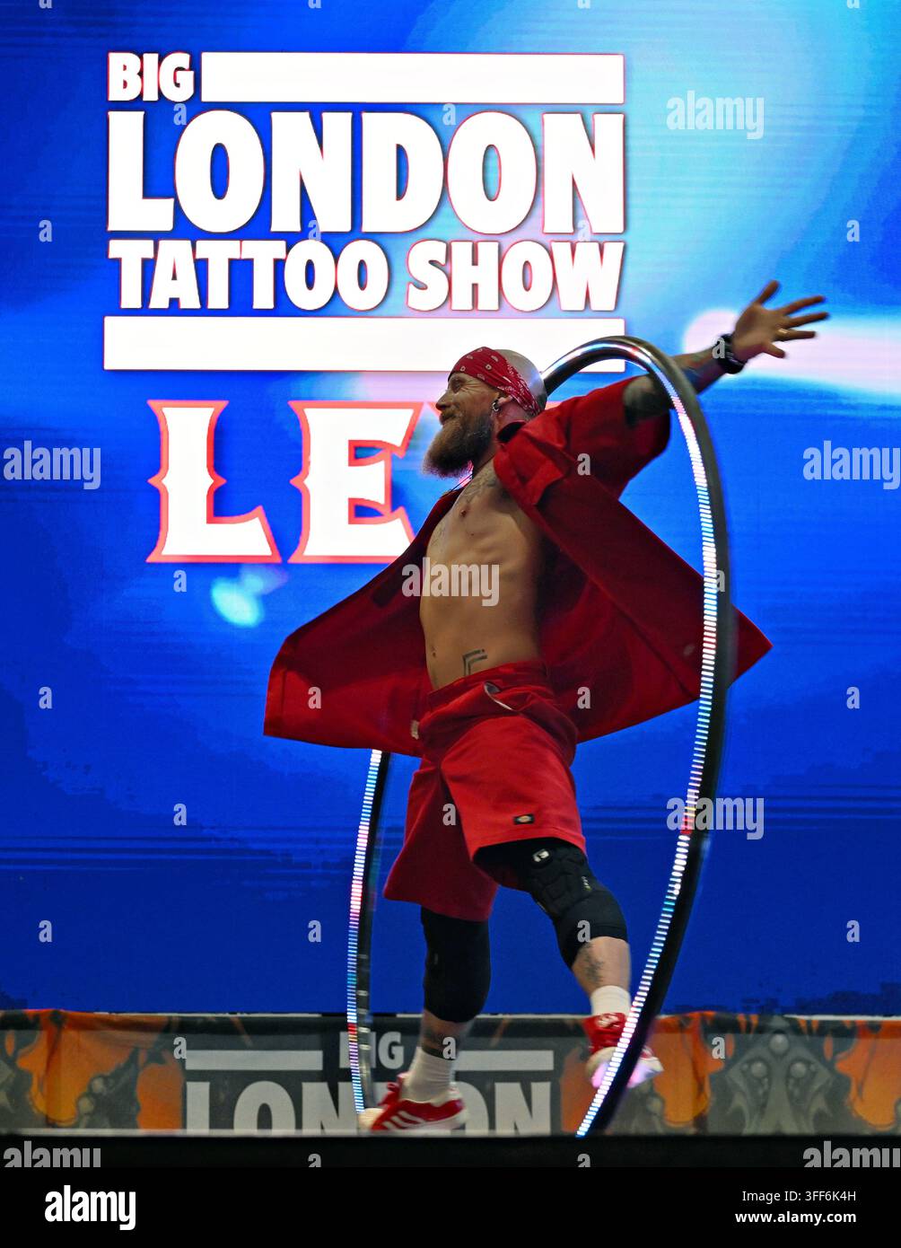 LONDON, UK. 06. Sep, 2026. Als die Vorhänge beim Big London Tattoo Show 2026 fielen, betrat Lex Milczarek die Bühne für eine unvergessliche Darbietung. Bekannt für seine mitreißende Präsenz und künstlerische Meisterschaft, fesselte Lex das Publikum mit seinem einzigartigen Stil, der Tätowierkunst mit Performance-Kunst verband. Die Energie war spürbar und markierte einen spektakulären Abschluss eines unglaublichen Ereignisses. Fans und Künstler gleichermaßen verließen das Event inspiriert von seinem Talent und seiner Leidenschaft, was den letzten Tag wirklich legendär machte. (Foto von 李世惠/See Li/Picture Capital) Credit: See Li/Picture Capital/Alamy Live News Stockfoto