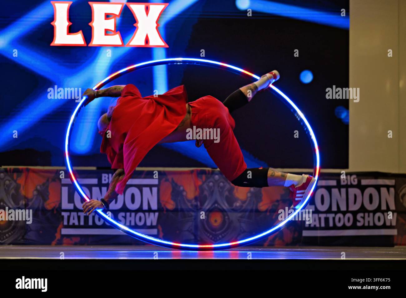 LONDON, UK. 06. Sep, 2026. Als die Vorhänge beim Big London Tattoo Show 2026 fielen, betrat Lex Milczarek die Bühne für eine unvergessliche Darbietung. Bekannt für seine mitreißende Präsenz und künstlerische Meisterschaft, fesselte Lex das Publikum mit seinem einzigartigen Stil, der Tätowierkunst mit Performance-Kunst verband. Die Energie war spürbar und markierte einen spektakulären Abschluss eines unglaublichen Ereignisses. Fans und Künstler gleichermaßen verließen das Event inspiriert von seinem Talent und seiner Leidenschaft, was den letzten Tag wirklich legendär machte. (Foto von 李世惠/See Li/Picture Capital) Credit: See Li/Picture Capital/Alamy Live News Stockfoto
