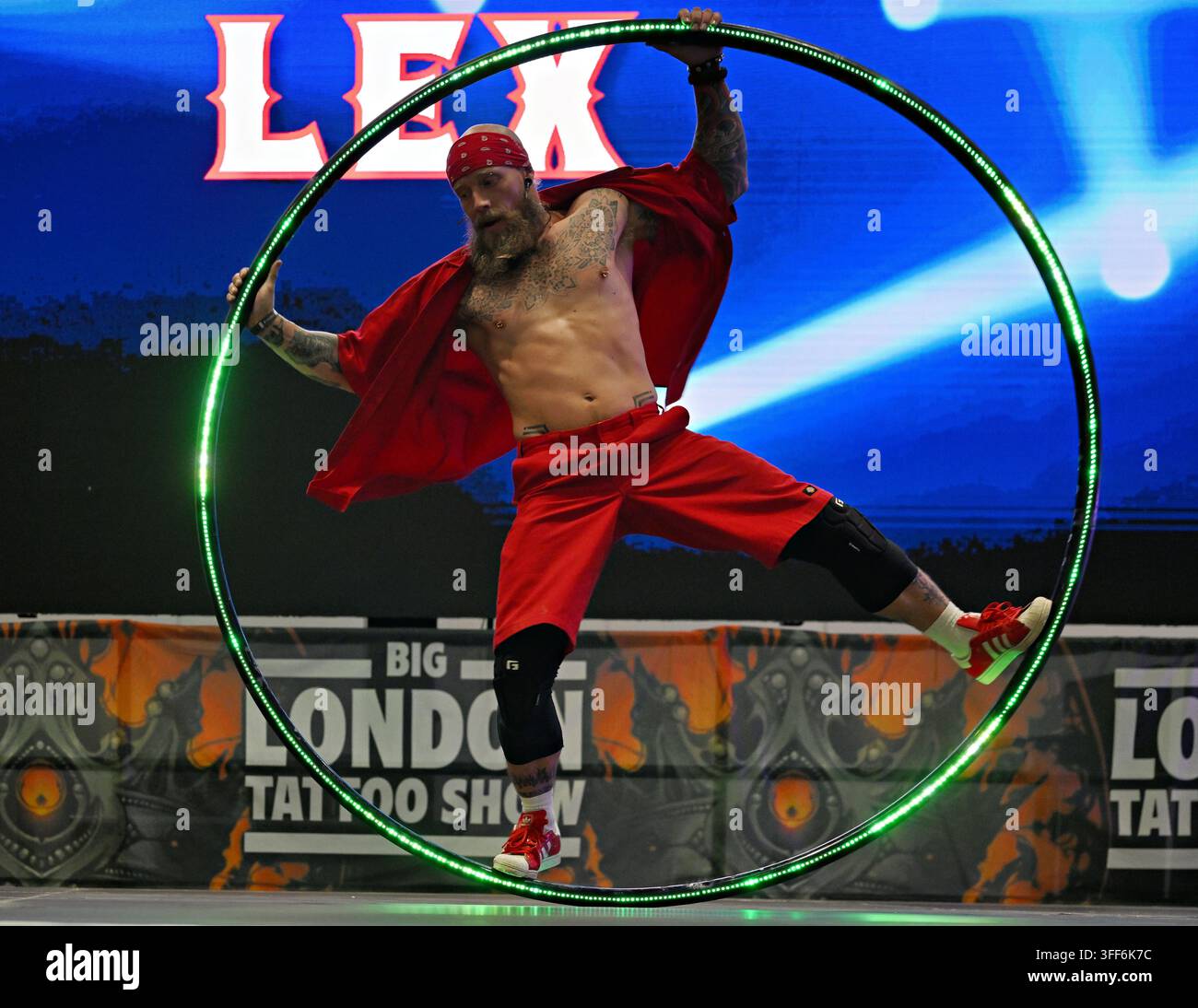 LONDON, UK. 06. Sep, 2026. Als die Vorhänge beim Big London Tattoo Show 2026 fielen, betrat Lex Milczarek die Bühne für eine unvergessliche Darbietung. Bekannt für seine mitreißende Präsenz und künstlerische Meisterschaft, fesselte Lex das Publikum mit seinem einzigartigen Stil, der Tätowierkunst mit Performance-Kunst verband. Die Energie war spürbar und markierte einen spektakulären Abschluss eines unglaublichen Ereignisses. Fans und Künstler gleichermaßen verließen das Event inspiriert von seinem Talent und seiner Leidenschaft, was den letzten Tag wirklich legendär machte. (Foto von 李世惠/See Li/Picture Capital) Credit: See Li/Picture Capital/Alamy Live News Stockfoto