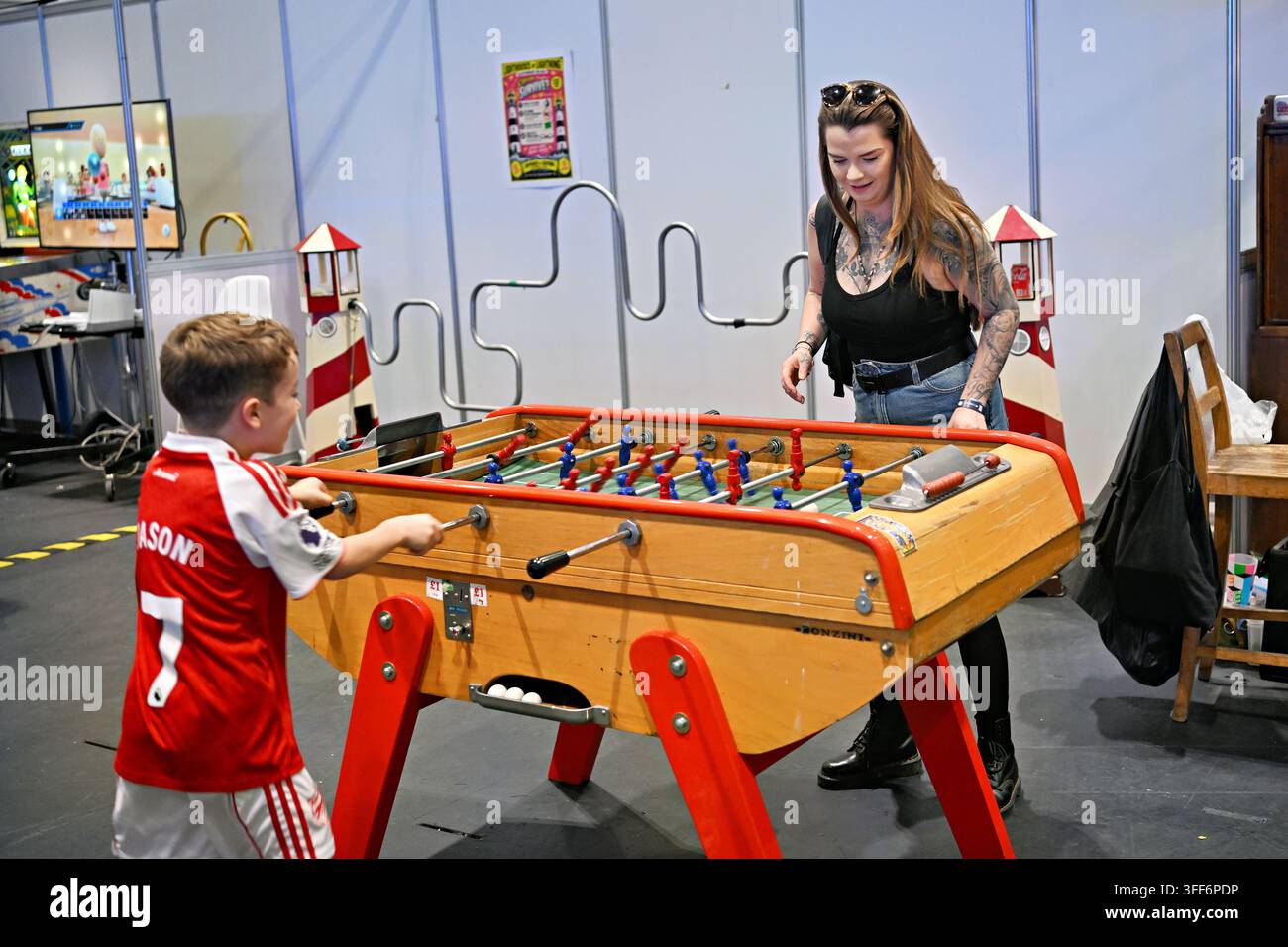 LONDON, UK. 06. Sep, 2026. Eine Mutter und ihr Sohn genießen den letzten Tag der Big London Tattoo Show 2026 und spielen Pinball in der Pinball Alley im ExCeL London, wo alle Spiele während der dreitägigen Veranstaltung kostenlos sind. (Foto von 李世惠/See Li/Picture Capital) Credit: See Li/Picture Capital/Alamy Live News Stockfoto