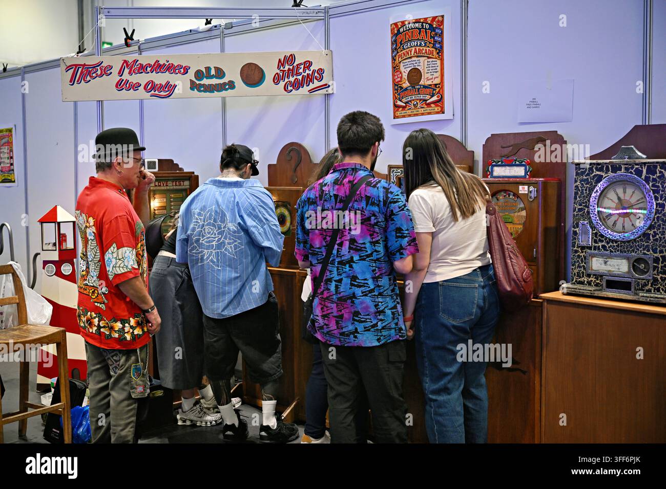 LONDON, UK. 06. Sep, 2026. Besucher am letzten Tag der Big London Tattoo Show 2026 genießen das Spielen in der Pinball Alley im ExCeL London, wo alle Spiele während der dreitägigen Veranstaltung kostenlos sind. (Foto von 李世惠/See Li/Picture Capital) Credit: See Li/Picture Capital/Alamy Live News Stockfoto