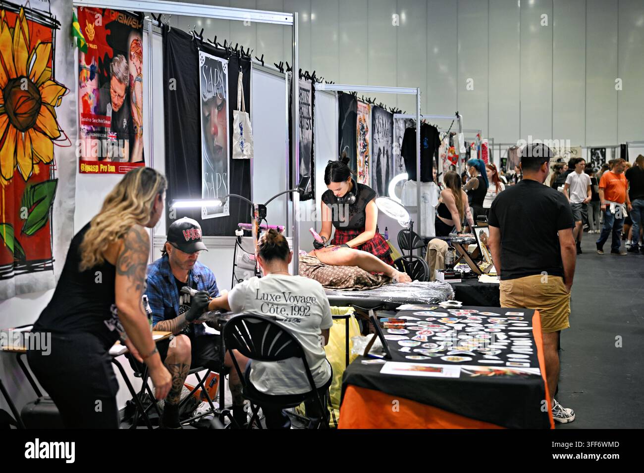LONDON, UK. 06. Sep, 2026. Am letzten Tag der Big London Tattoo Show 2026 bringt ein talentierter Tätowierer die Vision eines Kunden mit einer Live-Tätowierung an seinem Stand zum Leben. Der konzentrierte Gesichtsausdruck des Künstlers und das komplexe Design, das sich auf der Haut des Kunden entfaltet, unterstreichen die Kunstfertigkeit und Hingabe, die während dieser lebendigen Veranstaltung präsentiert werden. (Foto von 李世惠/See Li/Picture Capital) Credit: See Li/Picture Capital/Alamy Live News Stockfoto