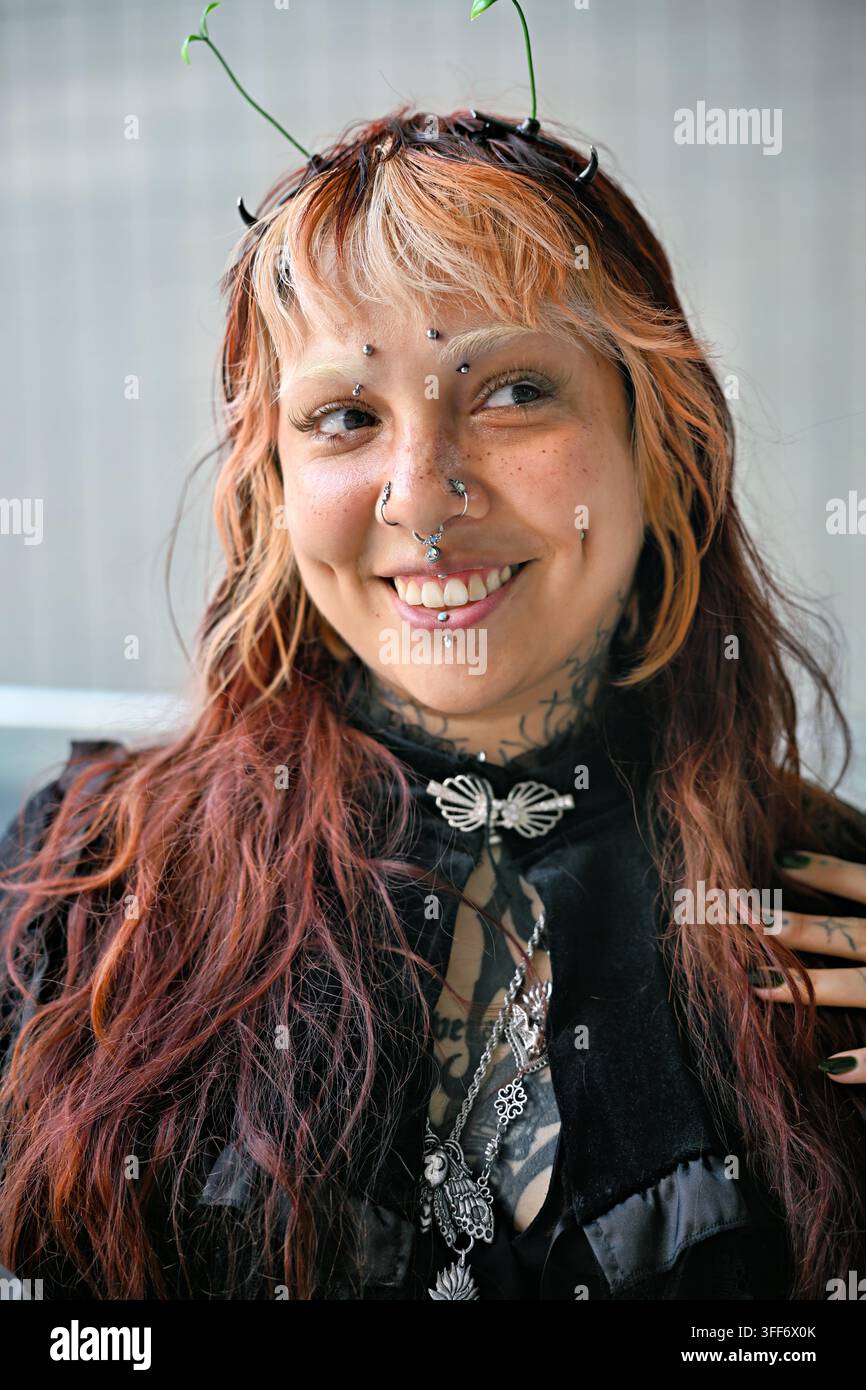 LONDON, UK. 06. Sep, 2026. Ein Tattoo-Liebhaber und Piercing-Begeisterter nimmt am letzten Tag der Big London Tattoo Show 2026 teil und taucht ein in die lebendige Atmosphäre, die von atemberaubenden Kunstwerken, talentierten Künstlern und einer vielfältigen Menge geprägt ist. Sie wandern von Stand zu Stand und bewundern kunstvolle Tattoos und glitzernde Piercings, ihre Begeisterung und Leidenschaft sind in jedem Blick und Lächeln spürbar. (Foto von 李世惠/See Li/Picture Capital) Credit: See Li/Picture Capital/Alamy Live News Stockfoto