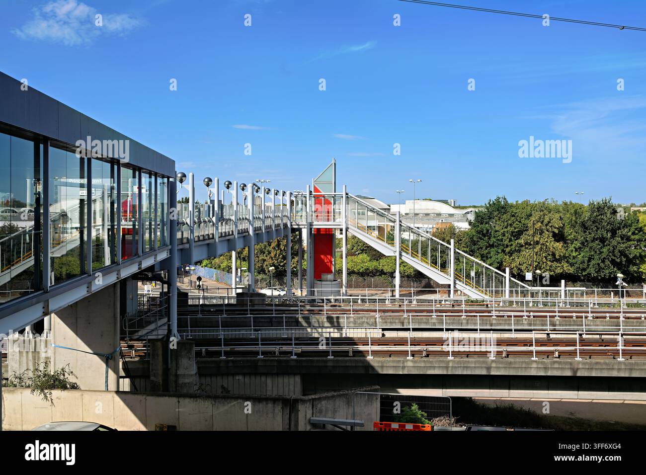 LONDON, UK. 06. Sep, 2026. Nur einen kurzen Spaziergang vom ExCeL London entfernt bietet die Prince Regent DLR Station einen schnellen und bequemen Weg für Besucher, die Veranstaltungen und Ausstellungen am Veranstaltungsort besuchen. (Foto von 李世惠/See Li/Picture Capital) Credit: See Li/Picture Capital/Alamy Live News Stockfoto