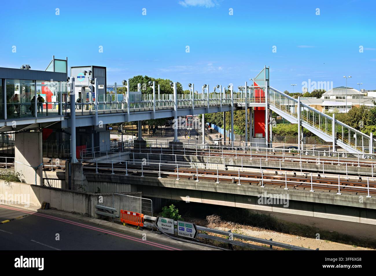 LONDON, UK. 06. Sep, 2026. Nur einen kurzen Spaziergang vom ExCeL London entfernt bietet die Prince Regent DLR Station einen schnellen und bequemen Weg für Besucher, die Veranstaltungen und Ausstellungen am Veranstaltungsort besuchen. (Foto von 李世惠/See Li/Picture Capital) Credit: See Li/Picture Capital/Alamy Live News Stockfoto