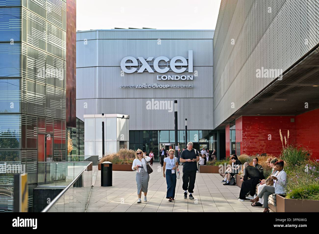 LONDON, UK. 06. Sep, 2026. Nur einen kurzen Spaziergang vom ExCeL London entfernt bietet die Prince Regent DLR Station einen schnellen und bequemen Weg für Besucher, die Veranstaltungen und Ausstellungen am Veranstaltungsort besuchen. (Foto von 李世惠/See Li/Picture Capital) Credit: See Li/Picture Capital/Alamy Live News Stockfoto