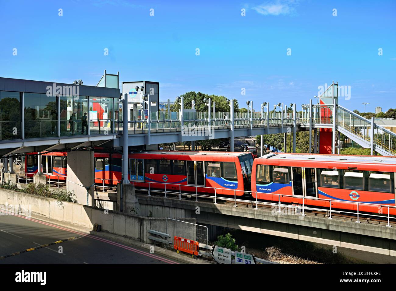 LONDON, UK. 06. Sep, 2026. Nur einen kurzen Spaziergang vom ExCeL London entfernt bietet die Prince Regent DLR Station einen schnellen und bequemen Weg für Besucher, die Veranstaltungen und Ausstellungen am Veranstaltungsort besuchen. (Foto von 李世惠/See Li/Picture Capital) Credit: See Li/Picture Capital/Alamy Live News Stockfoto